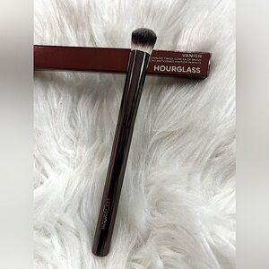 Hourglass brush
